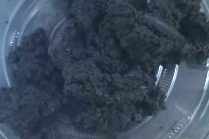 污泥烘干機(jī)系統(tǒng)適合于粘性較大的各種污泥干燥，可將含水85％左右的濕污泥脫水到50%左右再烘干成為含水10％以下的干粉