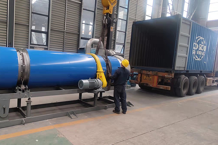 氧化鋁烘干機根據(jù)氧化鋁物料的水分狀態(tài)、比重、耐受溫度特性進行設(shè)計，采用新型熱風(fēng)烘干技術(shù)，在不改變物料性質(zhì)的情況下，快速蒸發(fā)掉物料中多余水分。
