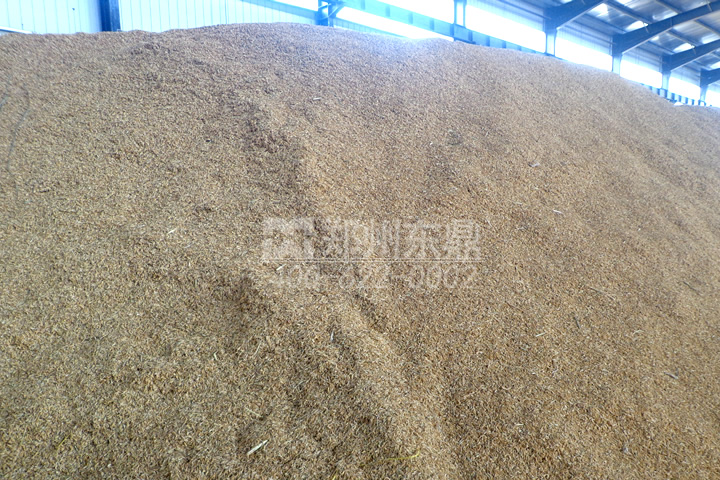 在家具制造行業(yè)生產(chǎn)過程中會產(chǎn)生大量的鋸末、刨花，這些木質(zhì)物料是加工優(yōu)質(zhì)生物質(zhì)顆粒的好原料，但由于水分過高直接壓制顆粒會影響顆粒品質(zhì)，為了控制鋸末的含水率，我司開發(fā)成套鋸