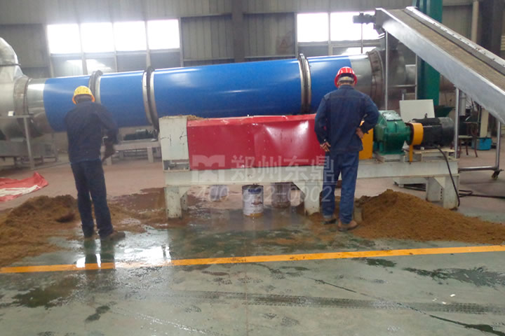 啤酒糟烘干機生產(chǎn)線主要由供脫水設備、熱源、上料機、進料機、回轉滾筒、出料機、引風機、卸料器和配電柜、粉碎系統(tǒng)、打包系統(tǒng)等部件構成。