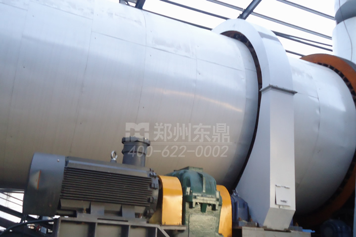 大型精礦粉球團類烘干機設備是一種處理能力大、穩(wěn)定高效、自動化程度高的專用烘干器，適用于鐵精礦、錳礦粉、鈷礦粉、銅精礦、金礦粉、鉛精粉、錫礦粉、汞礦粉、磷精礦、鉬精礦等精礦