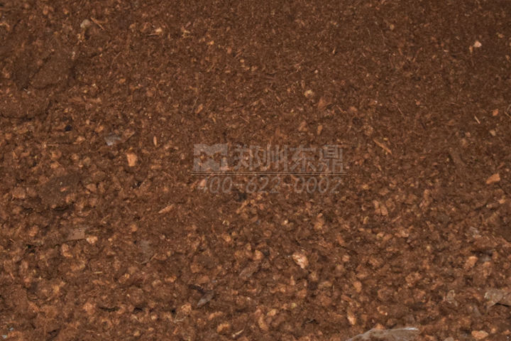 菌菇渣烘干機(jī)通過(guò)熱能轉(zhuǎn)換快速將菌渣中的多余水分脫除，改善了菌渣的儲(chǔ)裝運(yùn)特性。