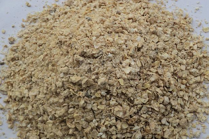 菌菇渣烘干機(jī)通過(guò)熱能轉(zhuǎn)換快速將菌渣中的多余水分脫除，改善了菌渣的儲(chǔ)裝運(yùn)特性。